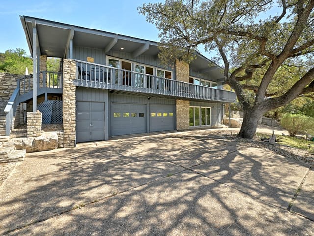 134 Sailfish - front exterior - Luxury home in Lakeway Sec 01, Lakeway, TX
