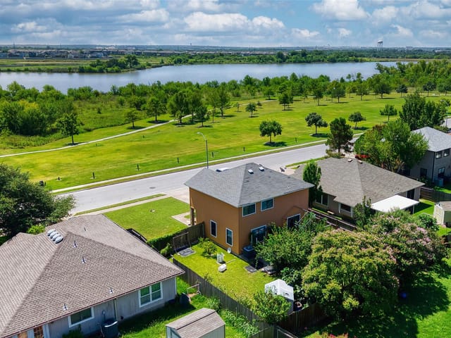 1347 Lakeside LOOP