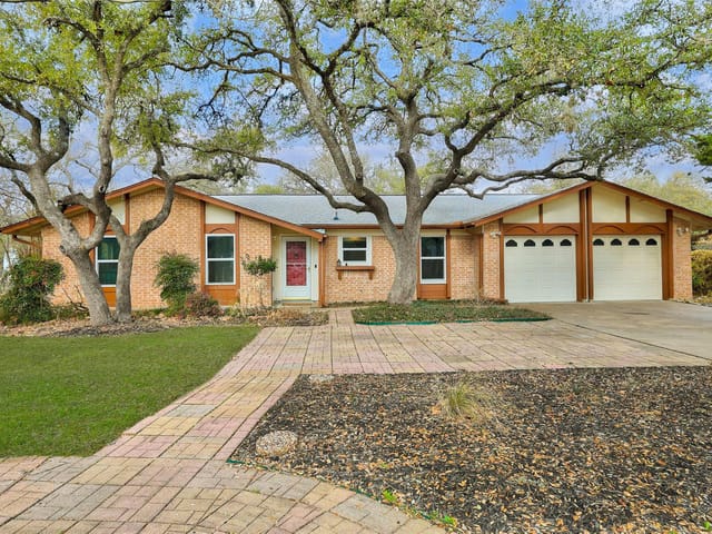 13504 Lois LN