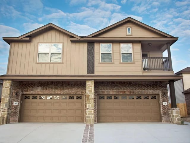 136 & 142  Lakeview Ct