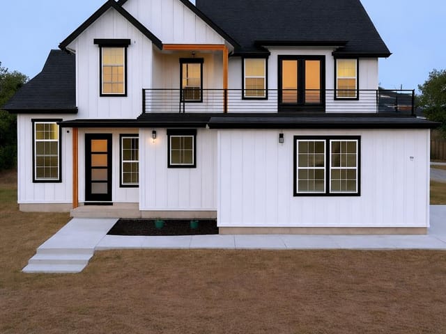 136 W Castlebriar Dr