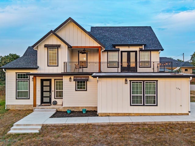 136 W Castlebriar Dr
