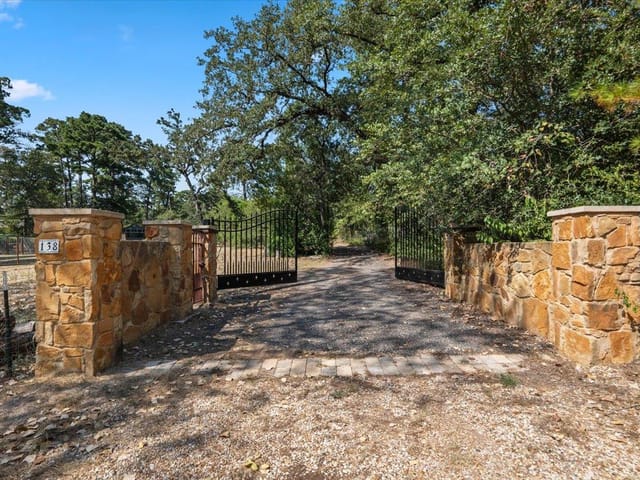 138 Forest LN