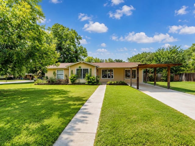 140 Hillcrest DR