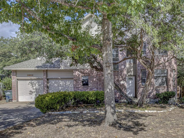 1401  Deepwoods Trl