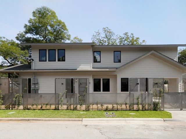 1401 E 3rd ST Unit #1