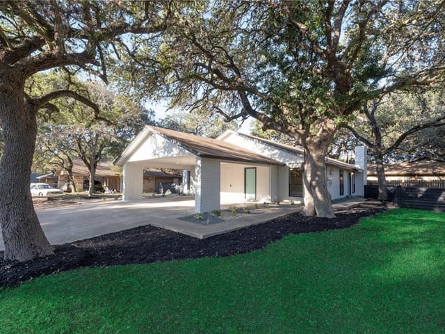 1402 Matthews Ln
