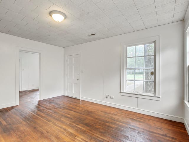 1403 Burns Blvd