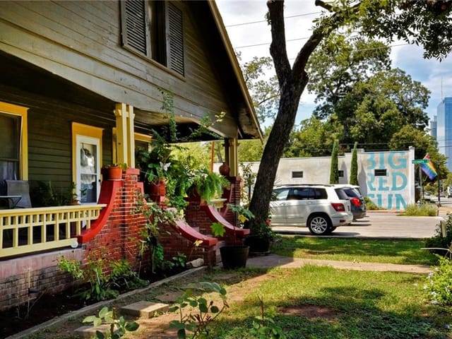 1403 E Cesar Chavez St