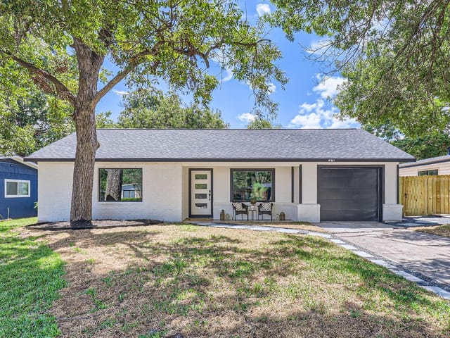 1403 Hillcrest Dr