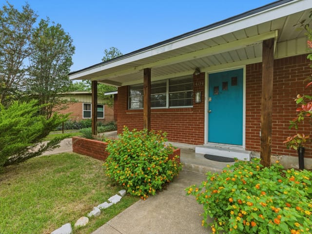 1404 Cloverleaf DR