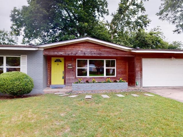 1405 Hillcrest Dr