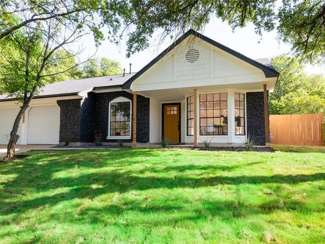 1407 Monica St