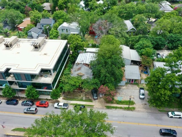 1409 E Cesar Chavez ST
