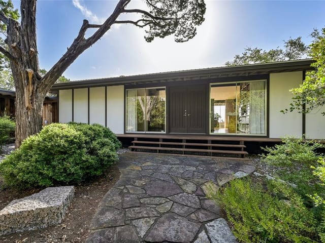 1409 Flintridge Rd
