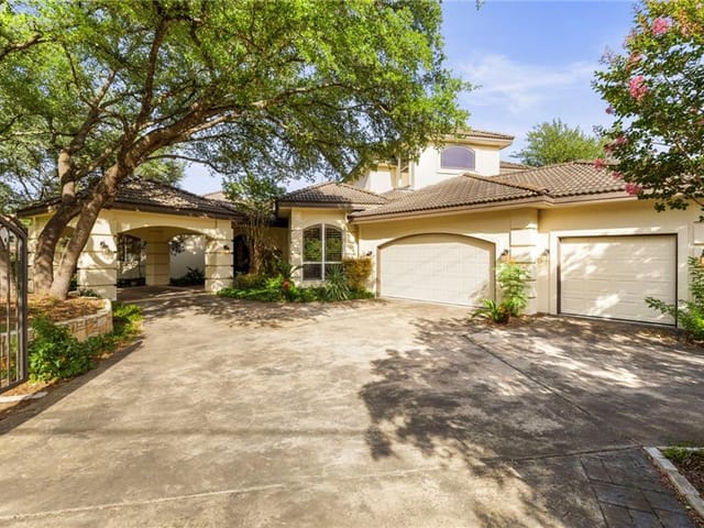 1410 Lakeway Dr