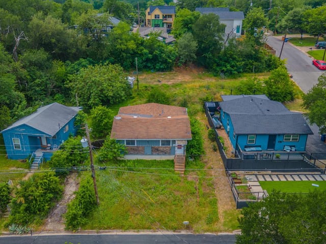 1410 Luna ST