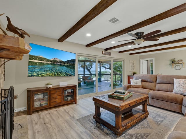 1422 Oakridge LN