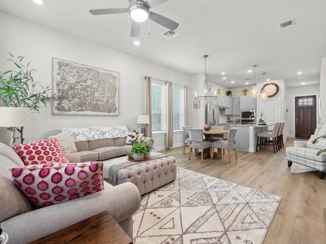 144 Monterey Oak Trl