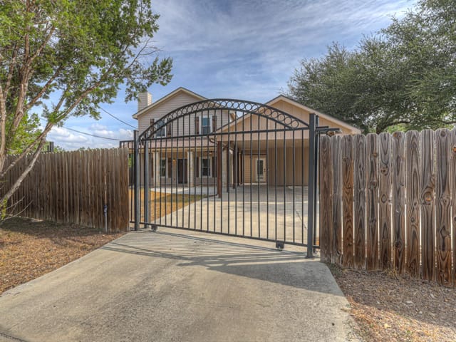 1452 Lakeview DR