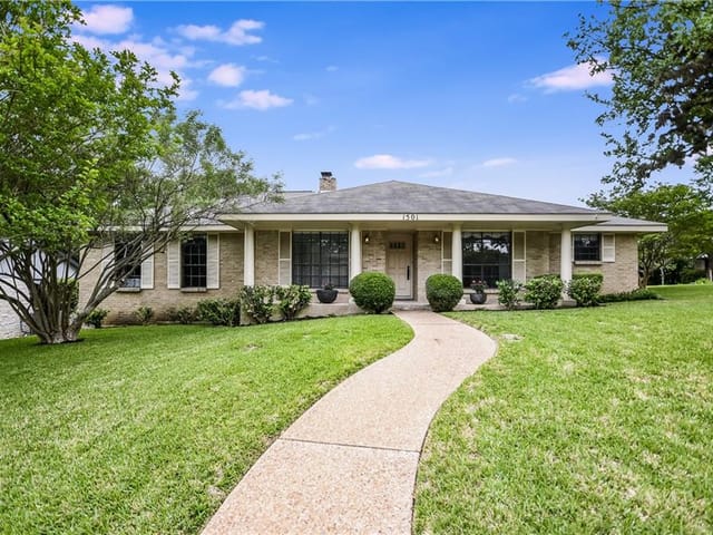 1501 Creek Holw