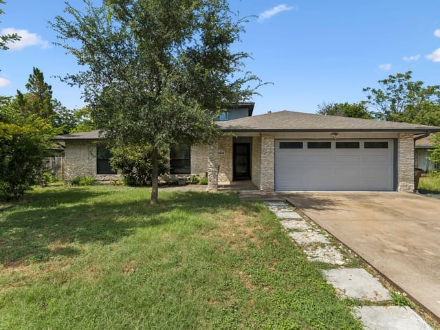 View 1501 Quail Crest DR in Quail Creek West Ph 02 Sec 12 1501 Quail Crest DR - property photo 1 - Luxury home in Quail Creek West Ph 02 Sec 12, Austin, TX