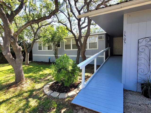 1505 Lancer Ln