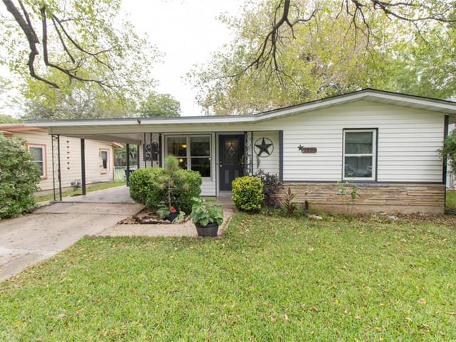 1506 Aggie Ln