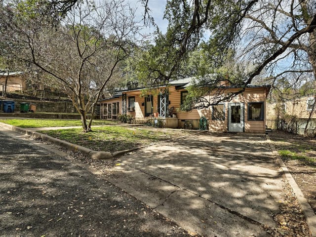 1506 East Side Drive