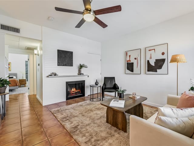 1509 W 39 1/2 St Unit #206