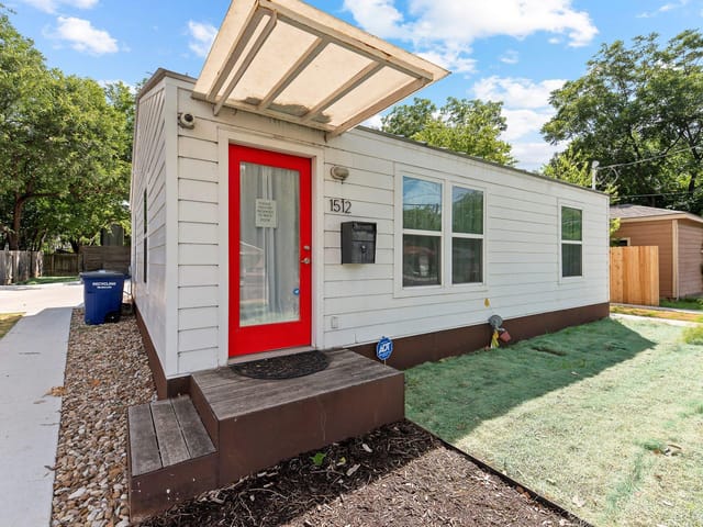 1512 W Koenig Lane