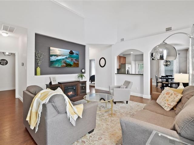 1517 Sugarberry Ln