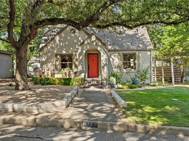 1520 W 32nd St