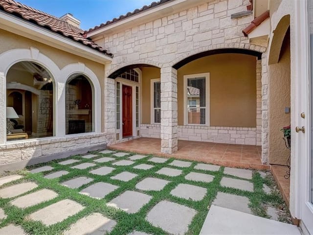 15325 Interlachen Dr