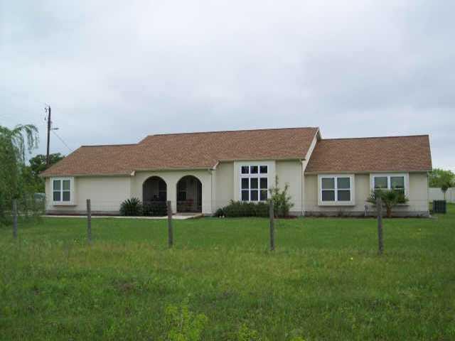 154 Three Oaks LN