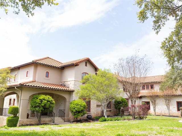 15801 Chateau Ave