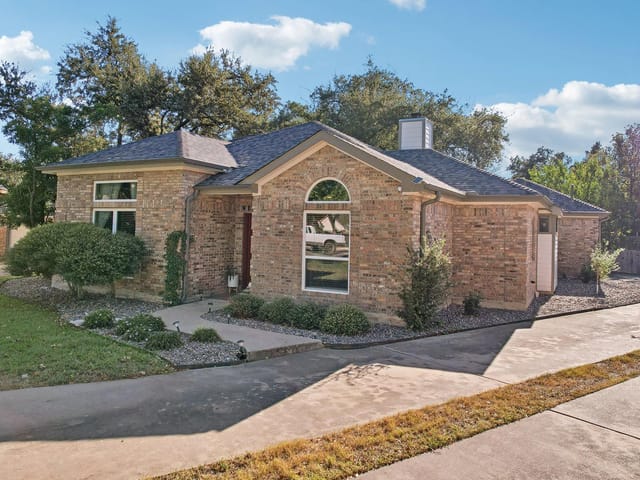 15902 Neenah Cv