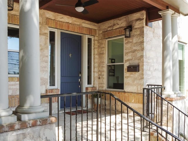 1600 W 39th 1/2 ST