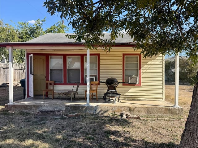 1601 Miller Trce
