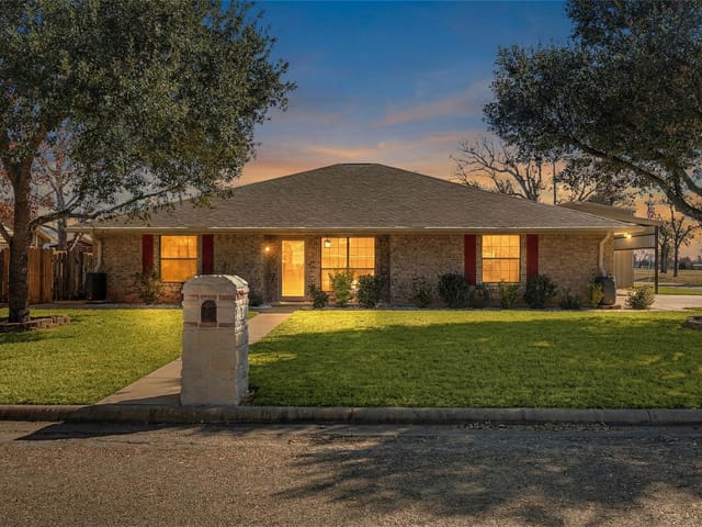 1601 Sunset Cir