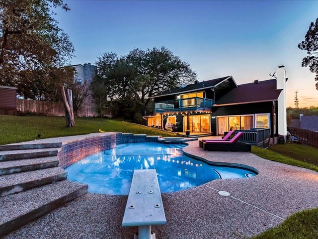 1603 Surrey Hill Dr