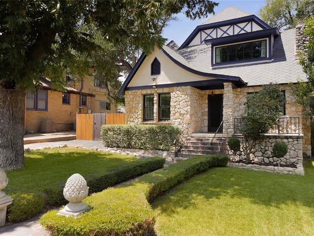 1604 Travis Heights Blvd