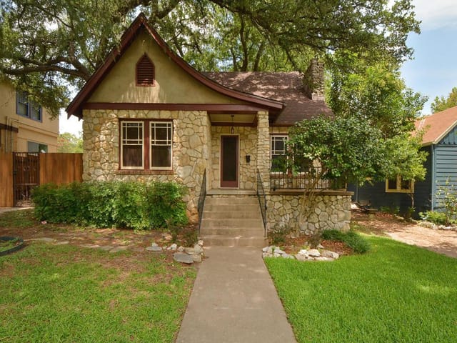 1604 Travis Heights BLVD