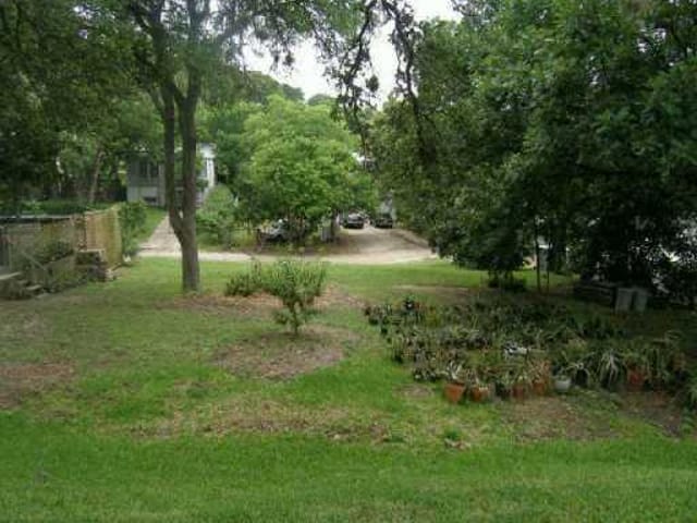 1605 E Riverside DR