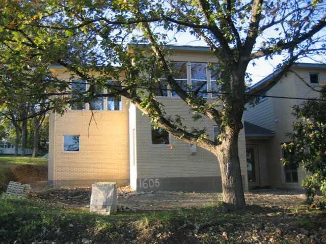 1605 Riverside