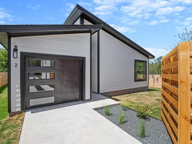 1606 HARVEY St Unit #2