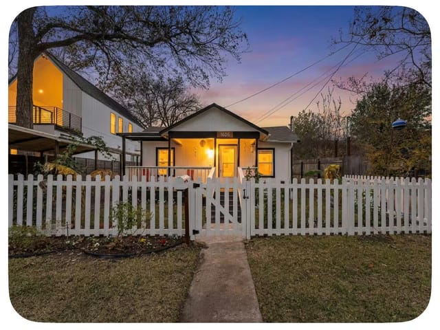 View 1606 S 2nd ST in Bouldin J E Estate 1606 S 2nd ST - property photo 1 - Luxury home in Bouldin J E Estate, Austin, TX