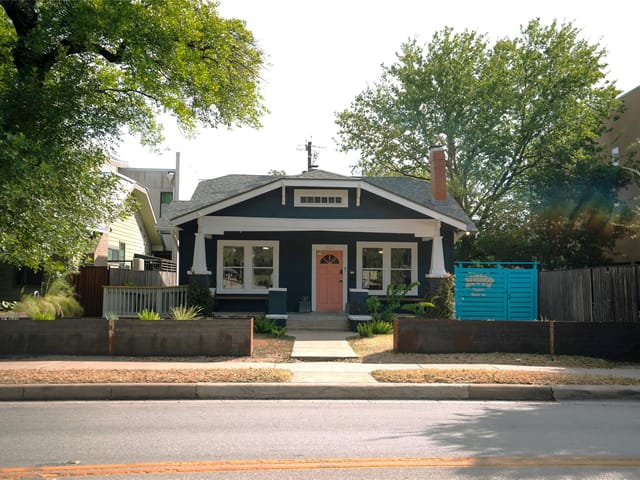 1607 E Cesar Chavez ST