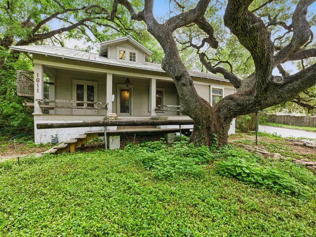 1611 Alameda Dr