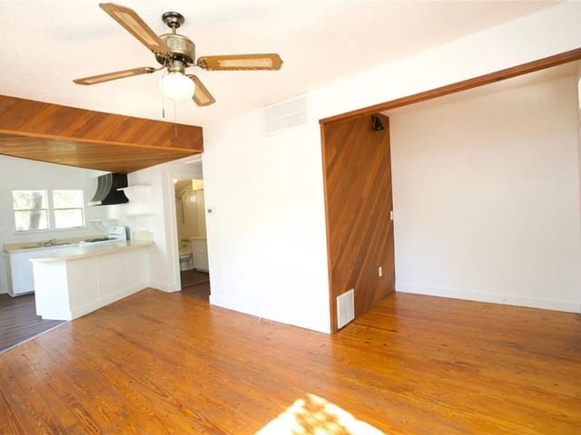 1614 W 10TH ST